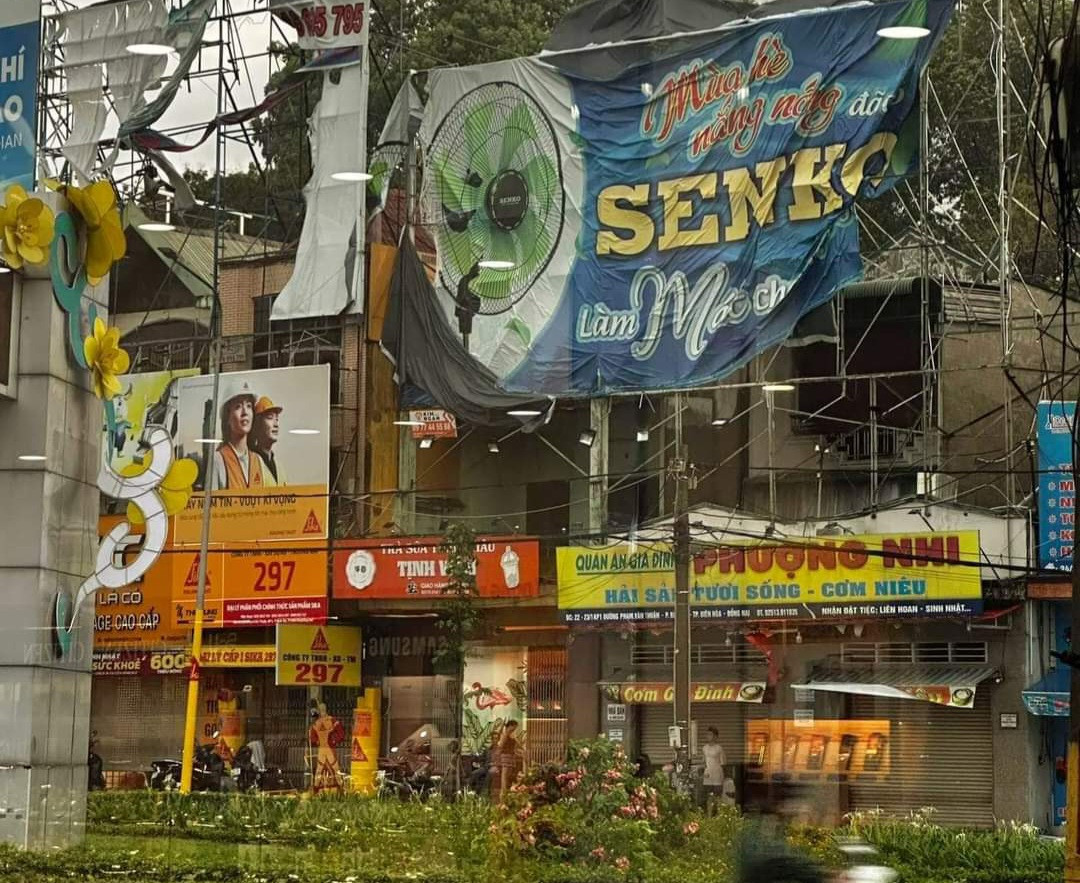 Bảng quảng cáo bị gió giật rách.