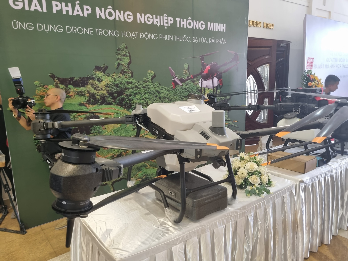 Máy bay phun thuốc được trang bị cho HTX nông nghiệp số Máy bay phun thuốc được trang bị cho HTX nông nghiệp số