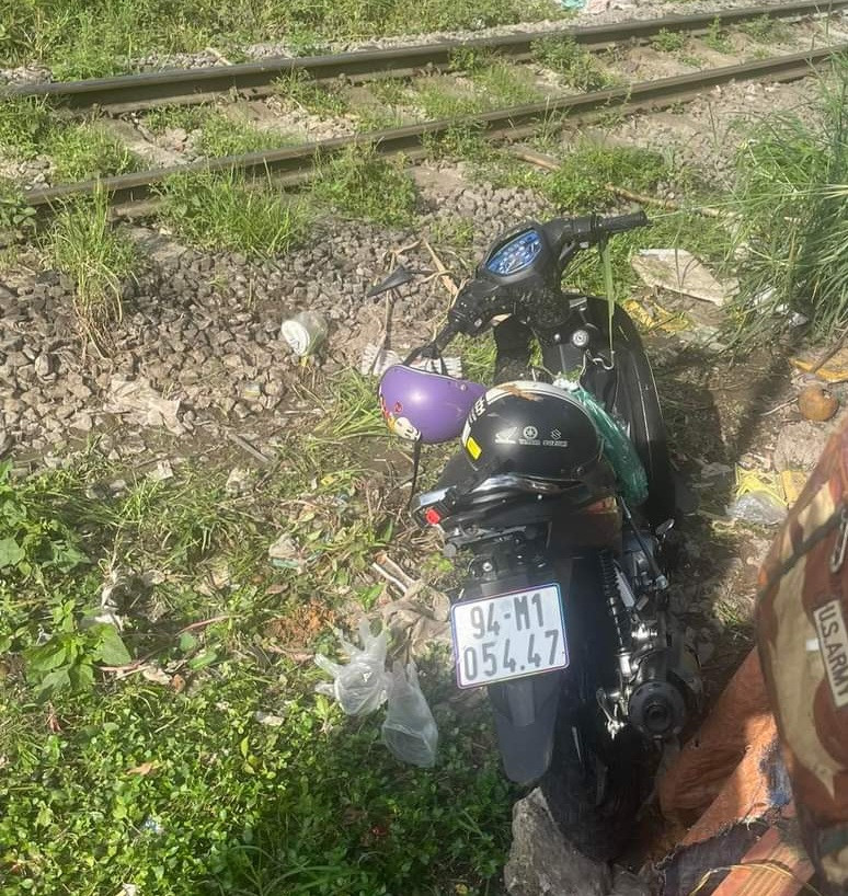 Chiếc xe máy của nạn nhân tại hiện trường vụ tai nạn