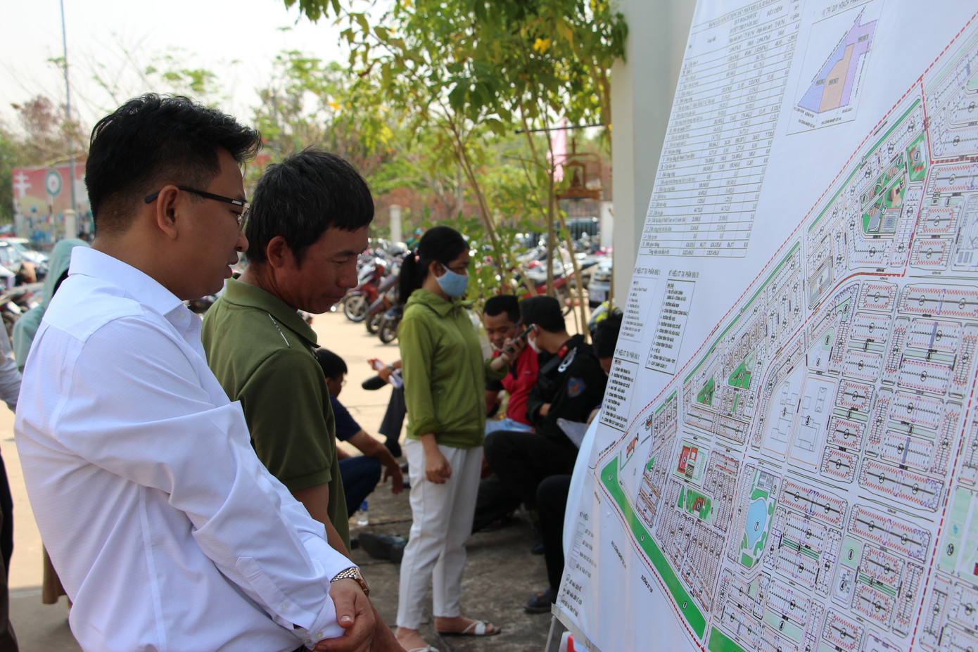 Người dân trong vùng dự án quan tâm về quy hoạch.