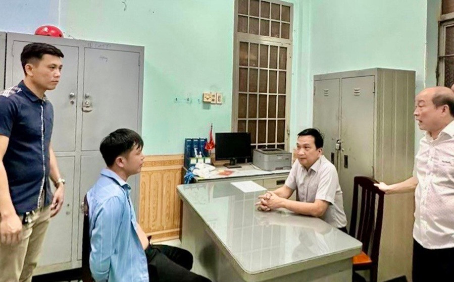 Đối tượng Phương (áo xanh) tại cơ quan công an.