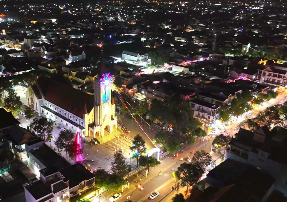 TP Biên Hòa lung linh sắc màu trong đêm Giáng sinh.
