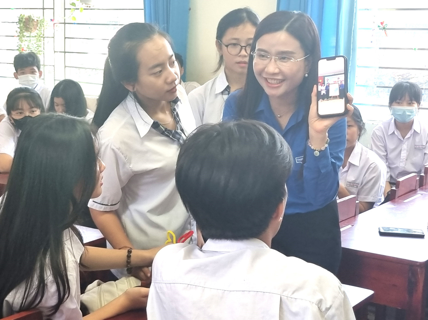 Chị Nguyễn Phạm Duy Trang hướng dẫn các em học sinh ứng dụng bản đồ Chị Nguyễn Phạm Duy Trang hướng dẫn các em học sinh ứng dụng bản đồ