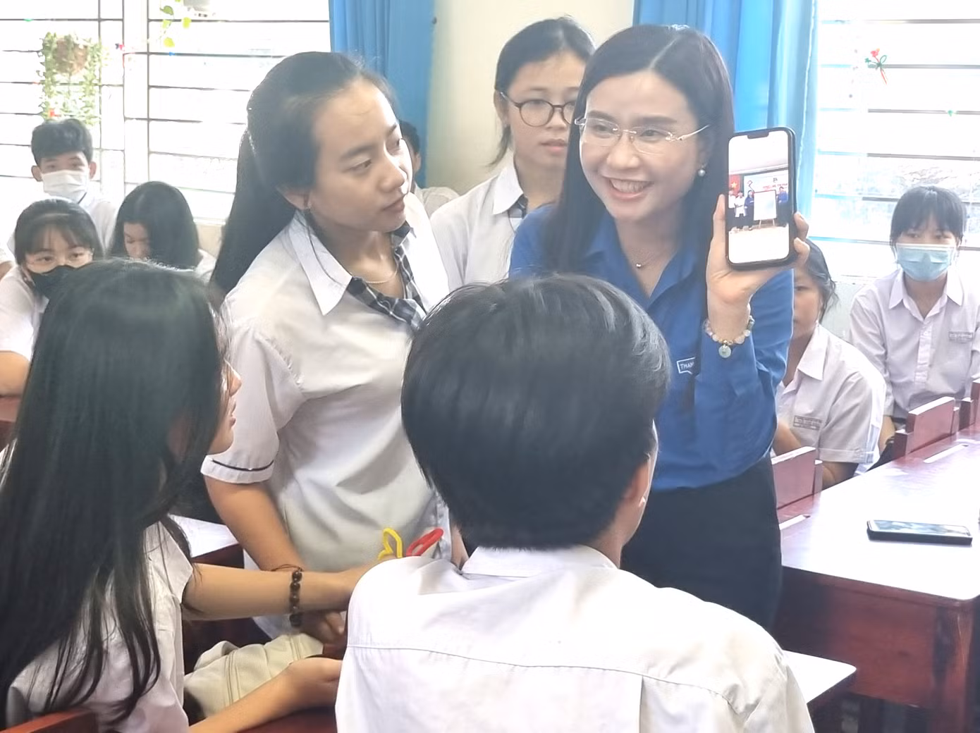 Chị Nguyễn Phạm Duy Trang hướng dẫn các em học sinh ứng dụng bản đồ
