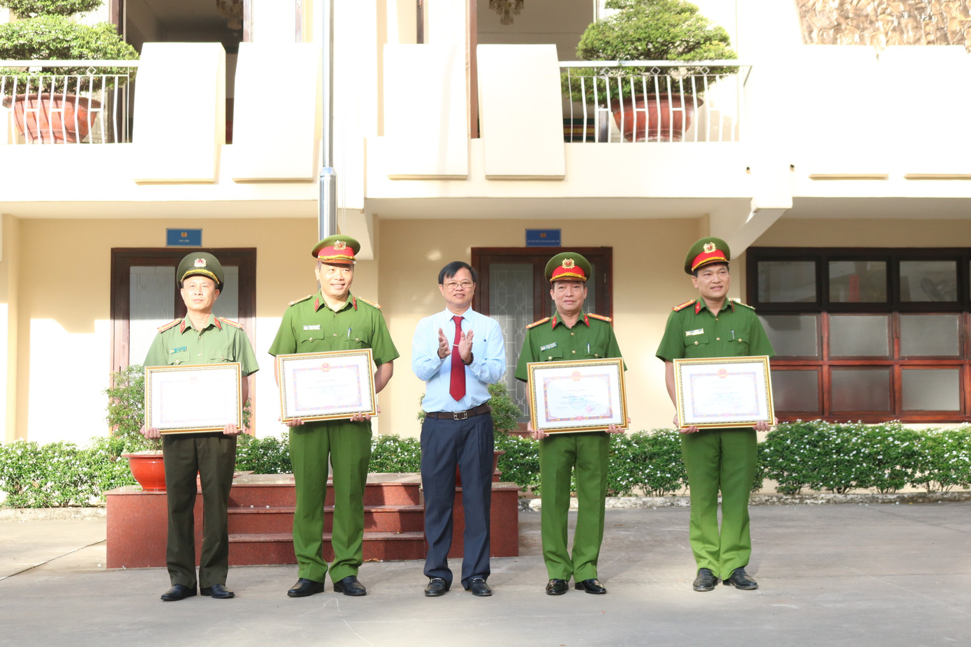 Chủ tịch UBND tỉnh Đồng Nai trao bằng khen cho các cá nhân Chủ tịch UBND tỉnh Đồng Nai trao bằng khen cho các cá nhân