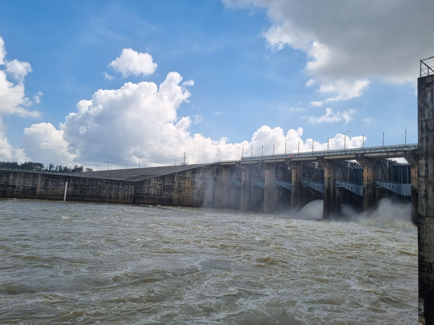 Thủy điện Trị An đang tăng cường xả lũ