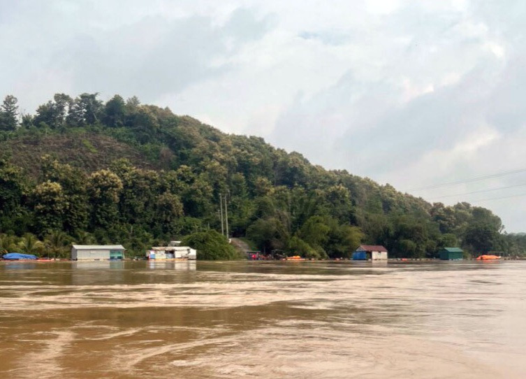 Lượng nước thượng nguồn đổ về hồ Trị An rất mạnh gây nhiều thiệt hại cho người dân Lượng nước thượng nguồn đổ về hồ Trị An rất mạnh gây nhiều thiệt hại cho người dân