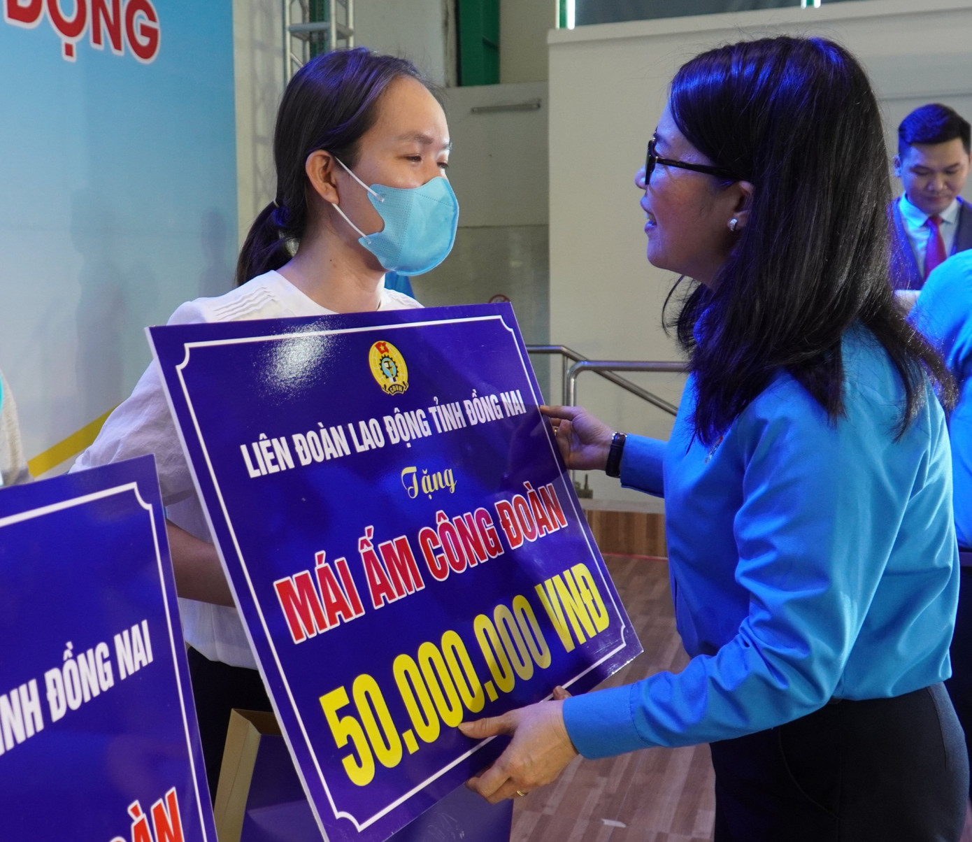 LĐLĐ Đồng Nai hỗ trợ tiền cho công nhân xây nhà