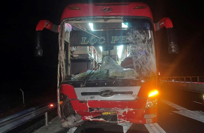 Xe khách tông xe 16 chỗ trong vụ tai nạn Xe khách tông xe 16 chỗ trong vụ tai nạn