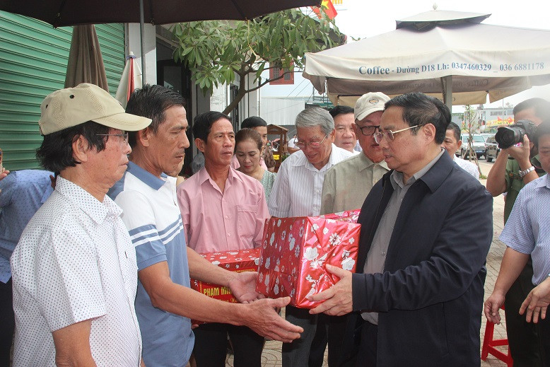 Thủ tướng tặng quà, chúc Tết người dân sinh sống tại khu tái định cư Lộc An - Bình Sơn