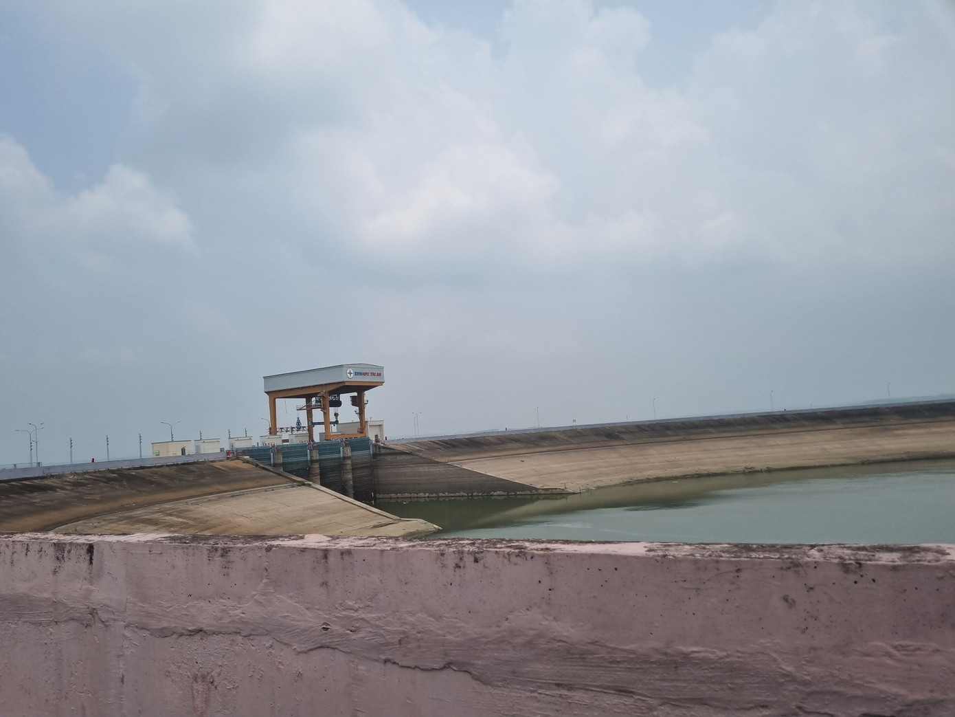 Mực nước tại cửa đập dẫn nước vào tua bin phát điện đã hạ xuống rất thấp Mực nước tại cửa đập dẫn nước vào tua bin phát điện đã hạ xuống rất thấp