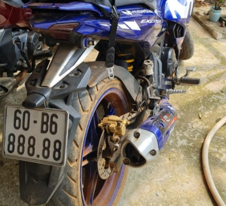 Chiếc xe máy Exciter mang biển "ngũ quý 8" được thấy tại Công an xã Sông Nhạn Chiếc xe máy Exciter mang biển "ngũ quý 8" được thấy tại Công an xã Sông Nhạn
