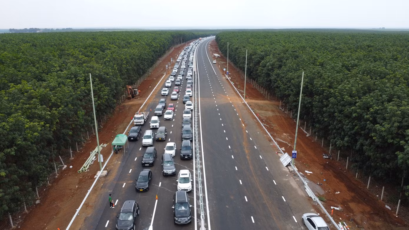 Dòng xe kéo dài trên cao tốc Phan Thiết - Dầu Giây ở chiều TPHCM - Phan Thiết.