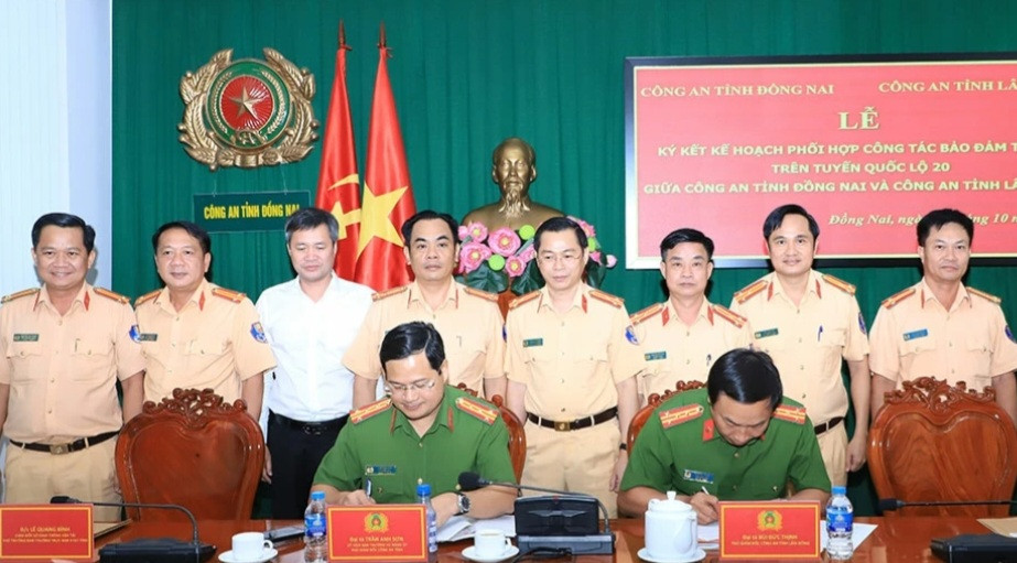 Công an 2 tỉnh ký kết quy chế phối hợp Công an 2 tỉnh ký kết quy chế phối hợp