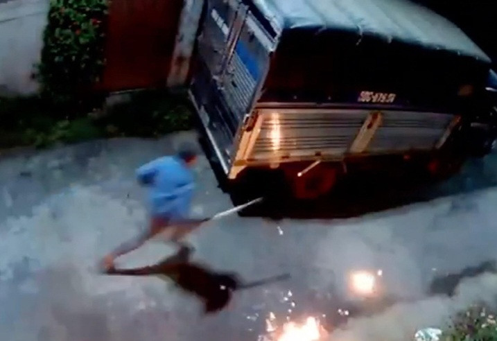 Camera ghi lại hình ảnh đối tượng cầm hung khí đập phá xe tải. Ảnh cắt từ clip