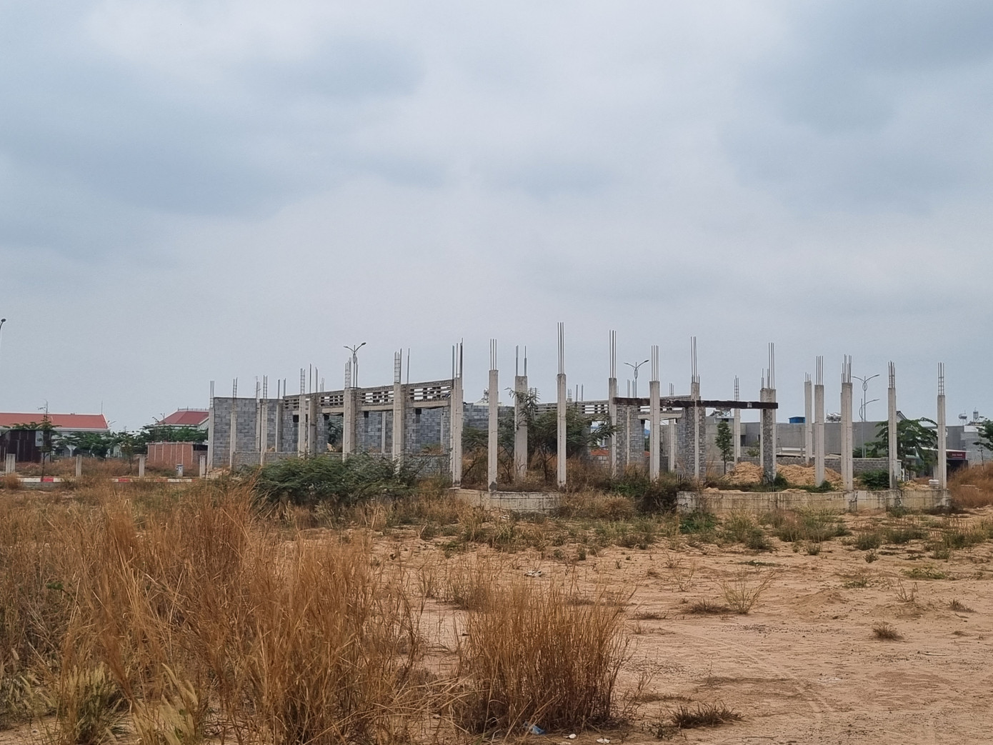 Đã 2 năm, trường học tại khu tái định cư Lộc An - Bình Sơn vẫn chỉ là phần móng cột đang để hoang