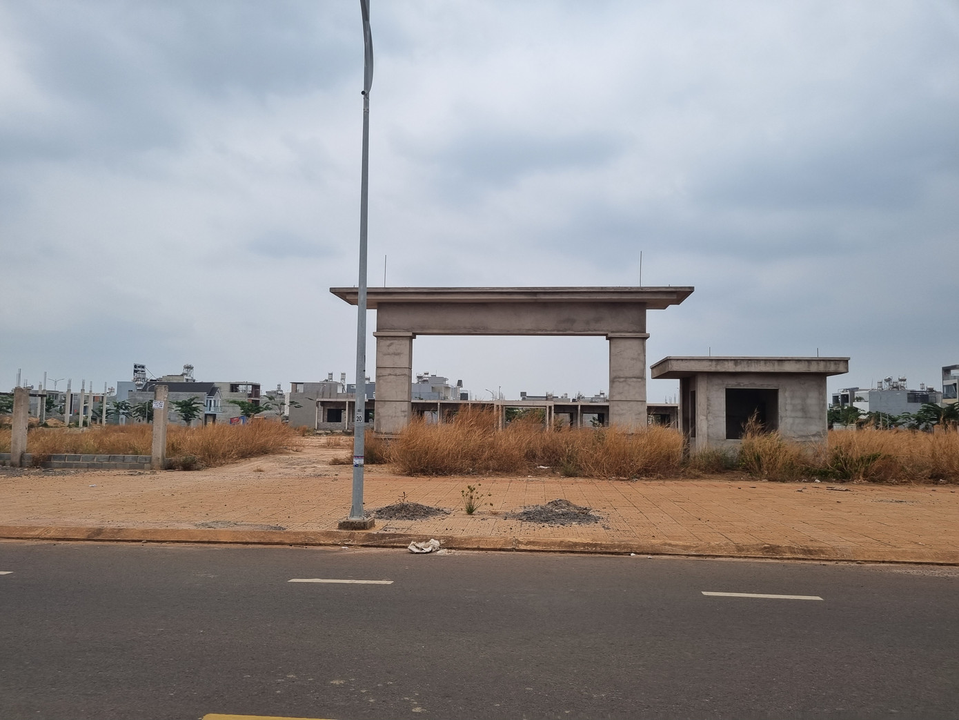 Ngày hoàn thành trường học tại khu tái định cư vẫn còn lâu