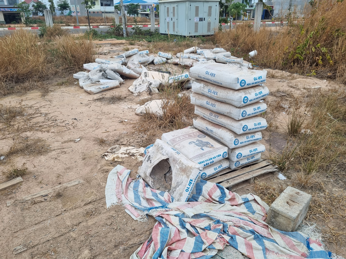 Xi măng xây công trình trường học đã hư hỏng