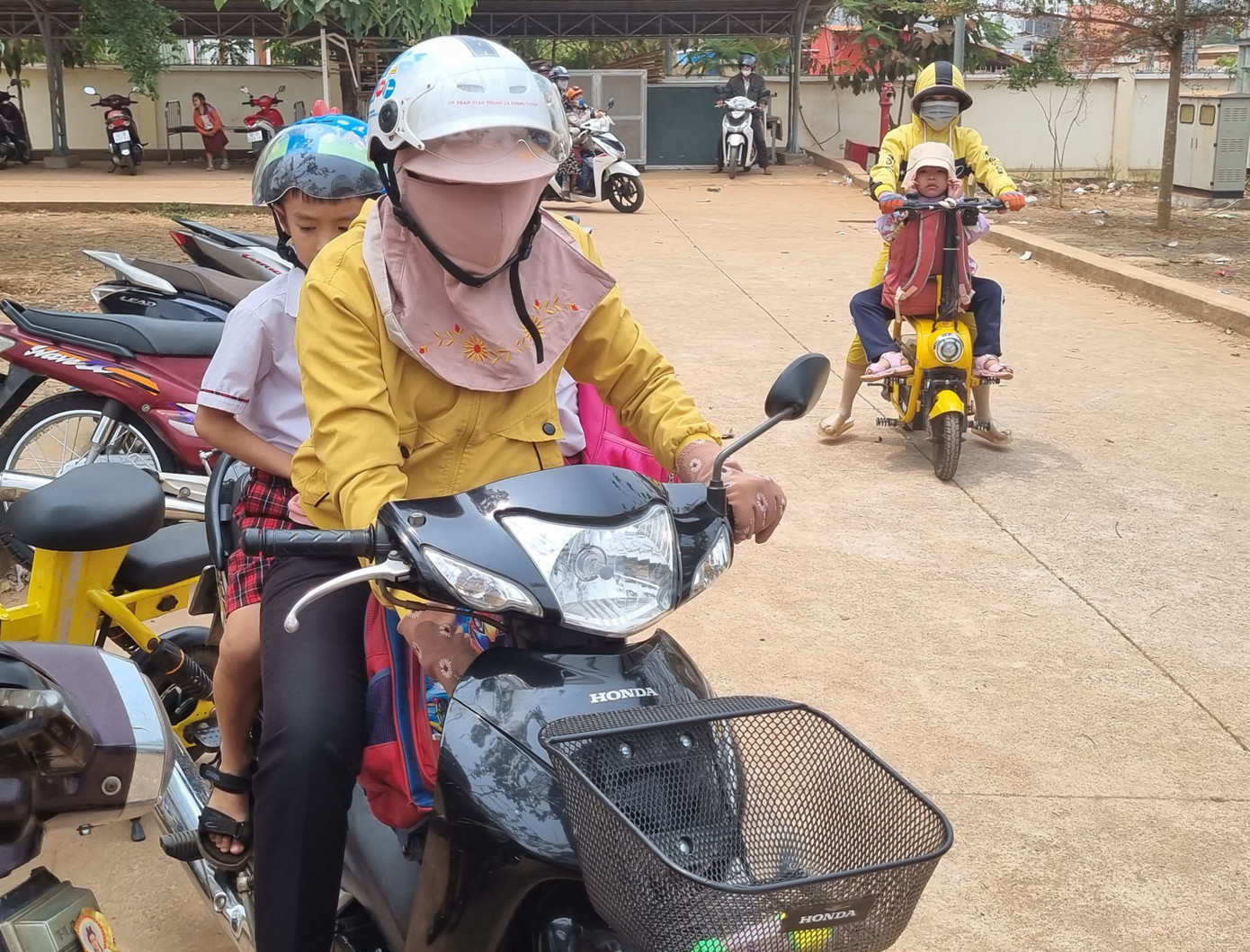 Phụ huynh phải chở con đi học xa