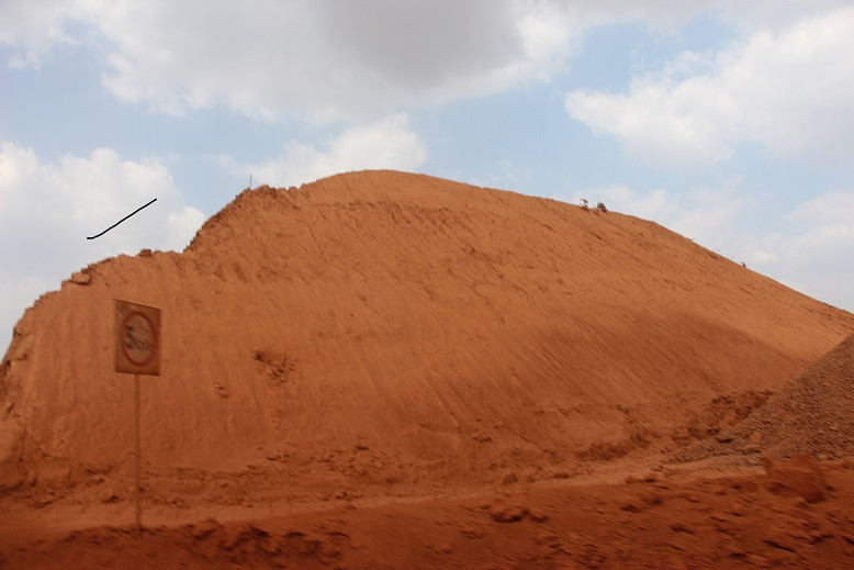 Điểm thấp nhất và cao nhất của mặt bằng dự án sân bay có độ chênh lệch đến 70m, nhiều vị trí phải hạ độ cao hàng chục mét đưa đất đất đi đắp vào những khu vực thấp để tạo mặt bằng đúng kỹ thuật.