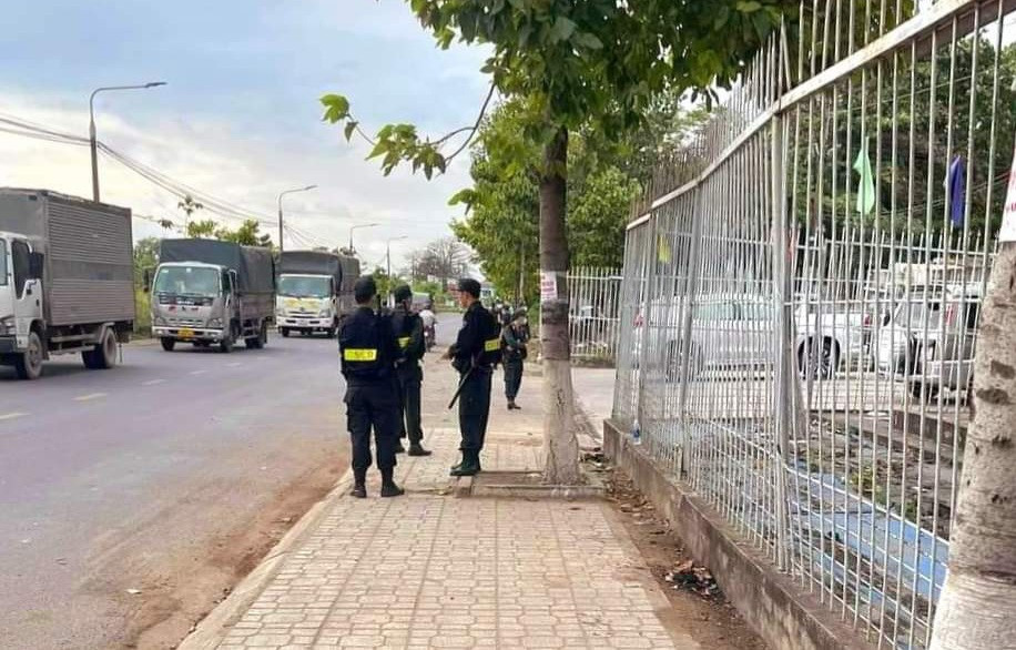 Cảnh sát phong tỏa Trung tâm đăng kiểm 60-04D.