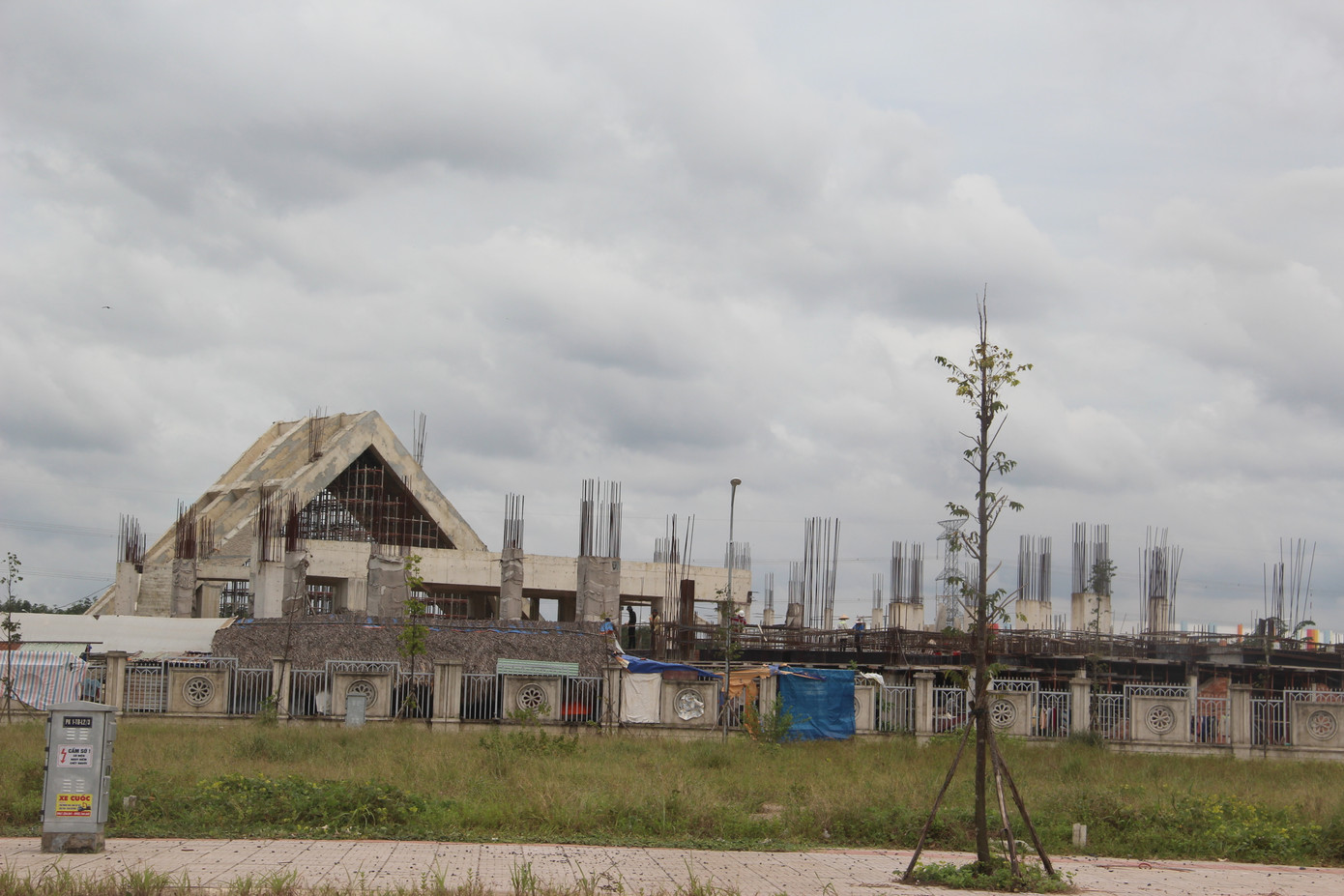 Một công trình trường học không xây đúng tiến độ đã bị thu hồi đấu thầu lại