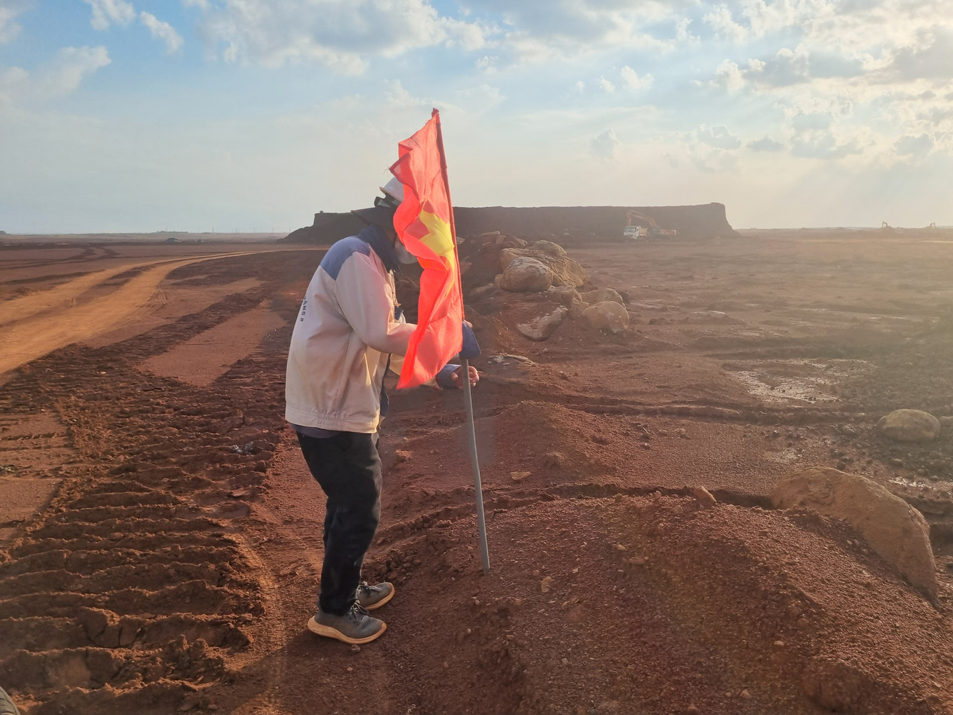 Công nhân cắm cờ chỉ dẫn vào khu vực khởi công xây nhà ga hành khách. Công nhân cắm cờ chỉ dẫn vào khu vực khởi công xây nhà ga hành khách.