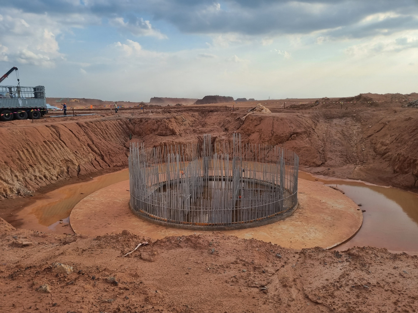 Đài kiểm soát không lưu cao khoảng 123 m đang được xây dựng. Hiện nay, hạng mục này đã đúc xong phần chân móng. Đài kiểm soát không lưu cao khoảng 123 m đang được xây dựng. Hiện nay, hạng mục này đã đúc xong phần chân móng.