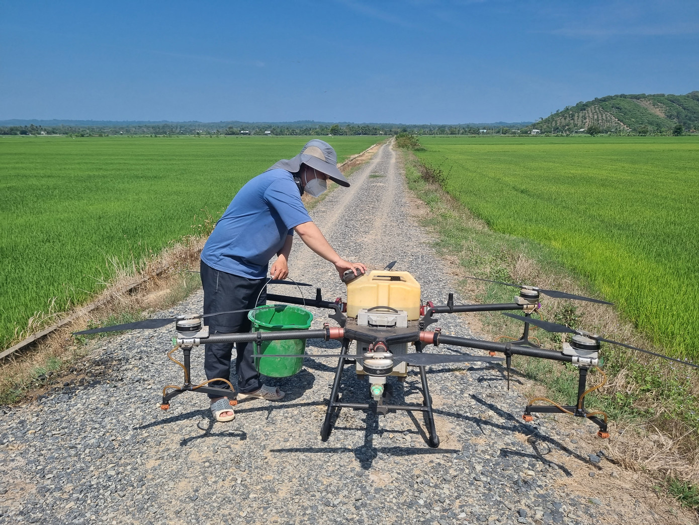 Pha chế thuốc trước khi cho máy bay cất cánh