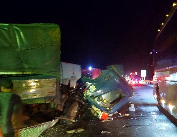 Hiện trường vụ tai nạn giữa 2 xe tải Hiện trường vụ tai nạn giữa 2 xe tải