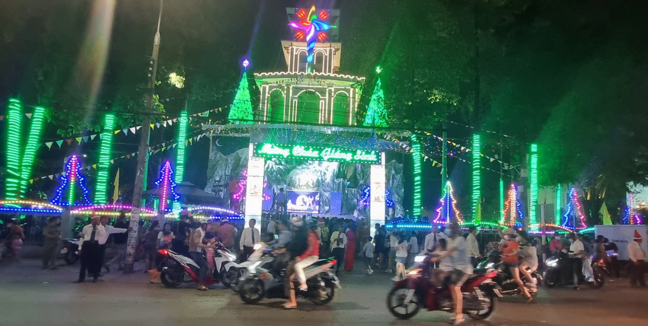 Rất đông người dân đến xem lễ tại các nhà thờ