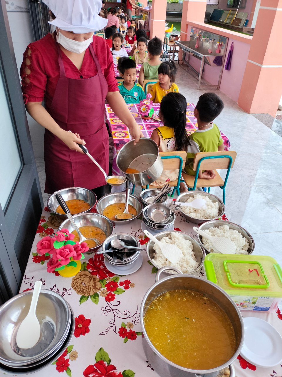 Giờ ăn tại một Trường mầm non ở huyện Cẩm Mỹ Giờ ăn tại một Trường mầm non ở huyện Cẩm Mỹ