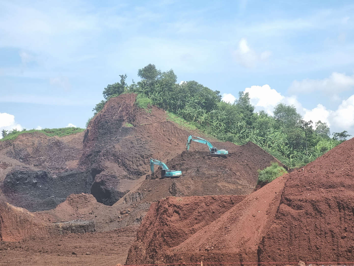 Đồi Bình Minh khu vực nguy cơ sạt lở do nhà thầu cải tạo đất không đúng phương án. Đồi Bình Minh khu vực nguy cơ sạt lở do nhà thầu cải tạo đất không đúng phương án.