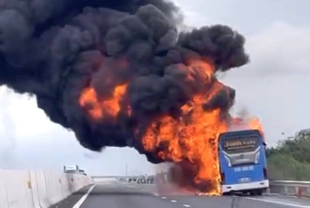 Xe khách giường nằm bốc cháy trên cao tốc Xe khách giường nằm bốc cháy trên cao tốc