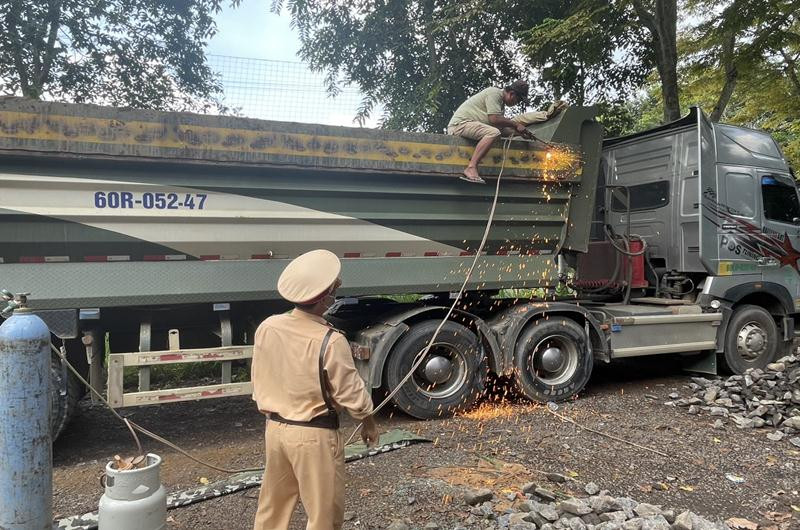 Một xe tải cơi nới thùng bị xử lý Một xe tải cơi nới thùng bị xử lý