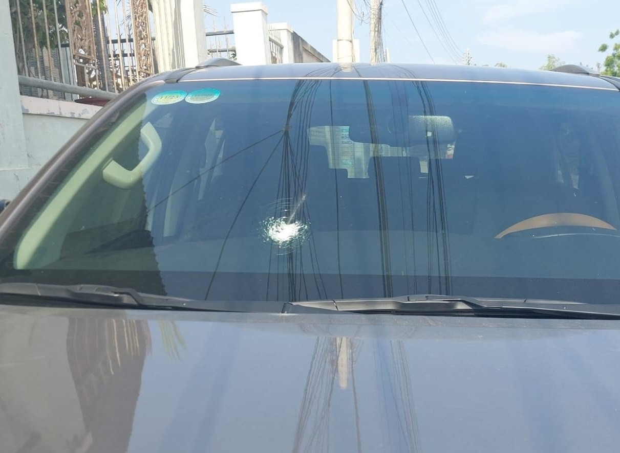 Chiếc xe bị ném đá gây vỡ kính Chiếc xe bị ném đá gây vỡ kính