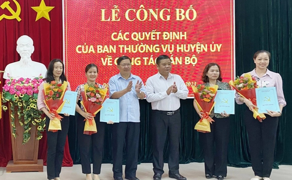 Huyện ủy Định Quán trao quyết định cho các cán bộ được điều động, bổ nhiệm Huyện ủy Định Quán trao quyết định cho các cán bộ được điều động, bổ nhiệm