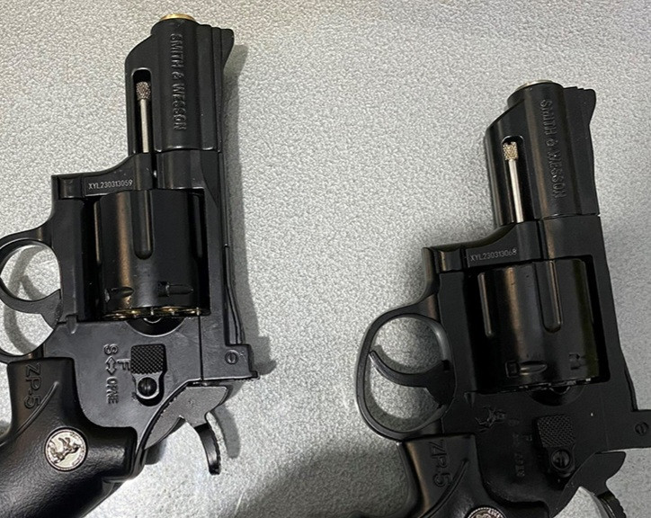 2 khẩu súng tang vật 2 khẩu súng tang vật