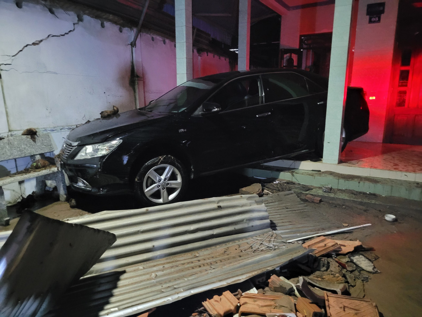 Ô tô của người dân bị trôi dạt