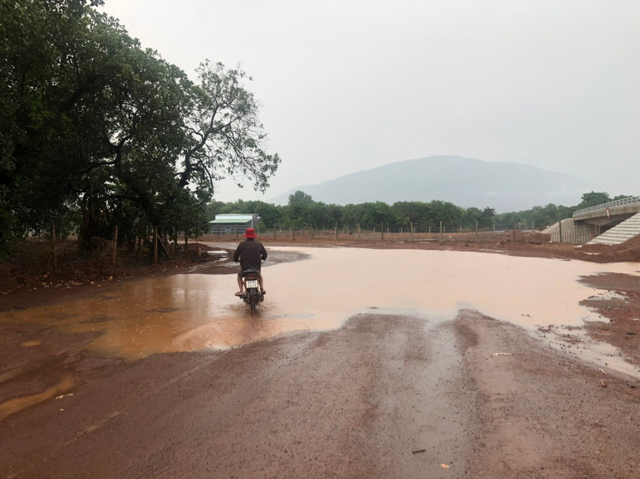 Một đoạn đường gom dân sinh qua huyện Xuân Lộc bị ngập nước sau mưa