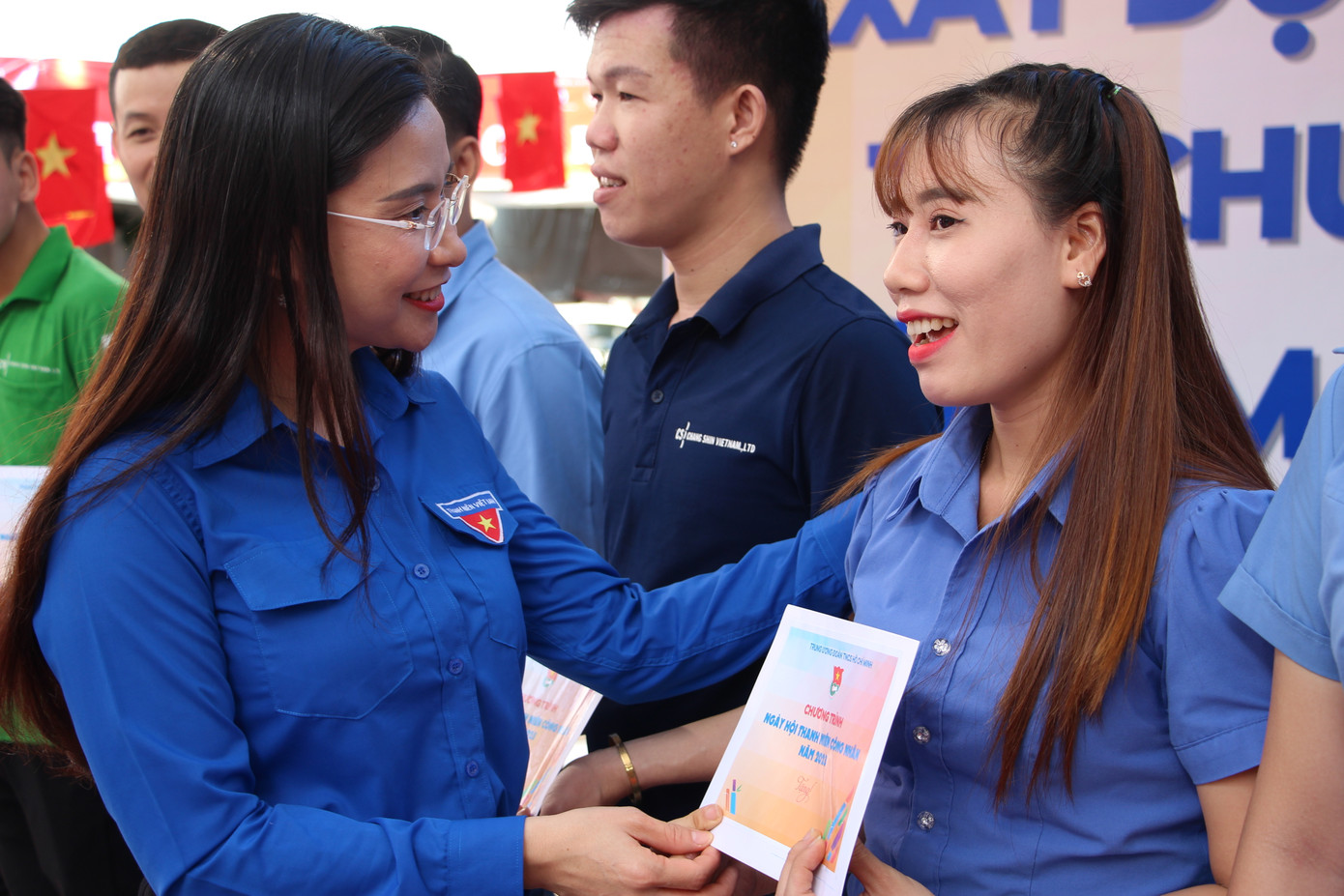 Bí thư Trung ương Đoàn tặng quà cho thanh niên công nhân