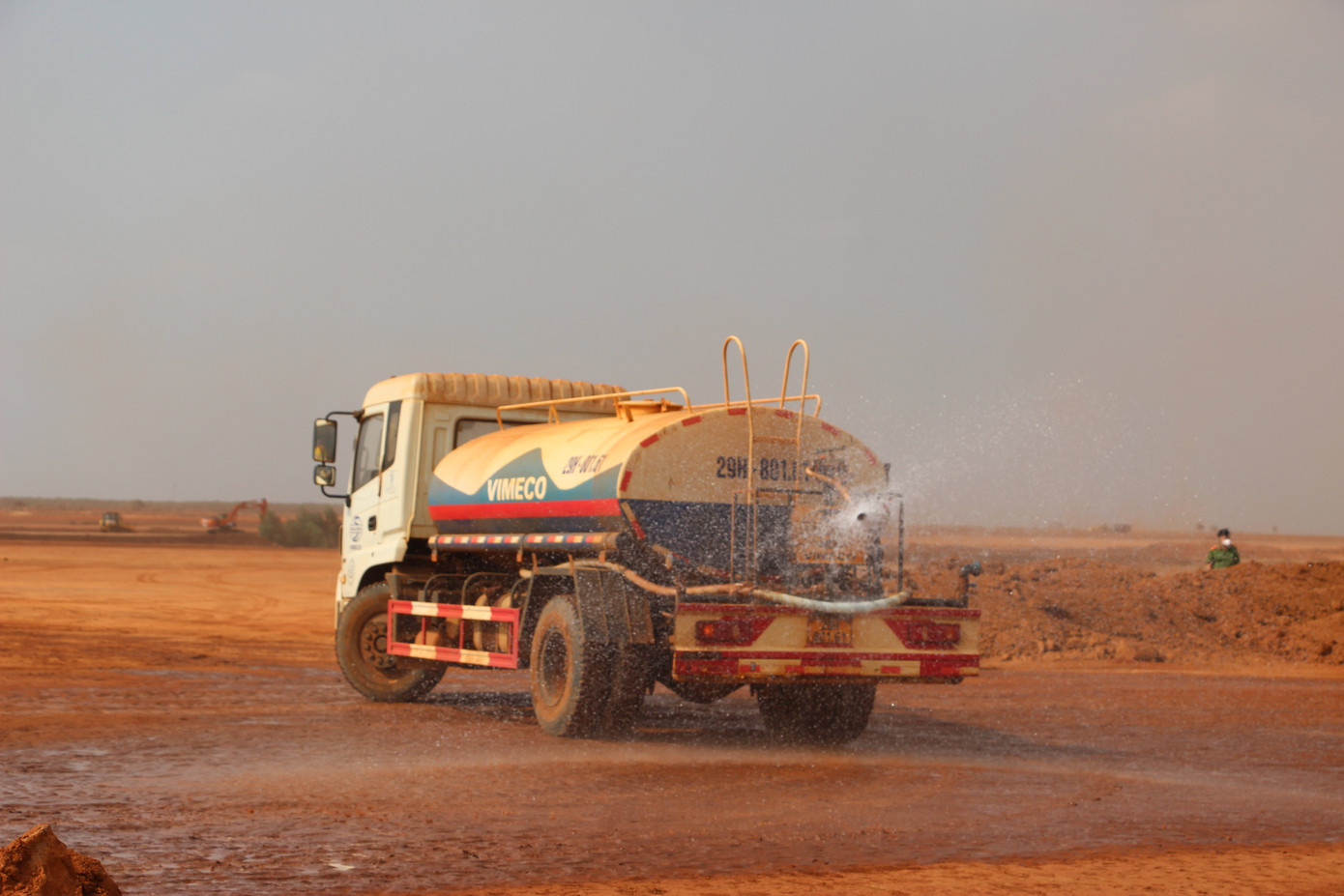 Xe bồn vận chuyển nước tưới ngăn bụi