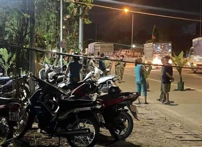 Lực lượng chức năng phong tỏa hiện trường trong đêm