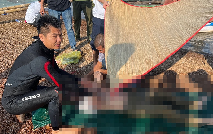 Lực lượng chức năng phát hiện thi thể nạn nhân đuối nước Lực lượng chức năng phát hiện thi thể nạn nhân đuối nước