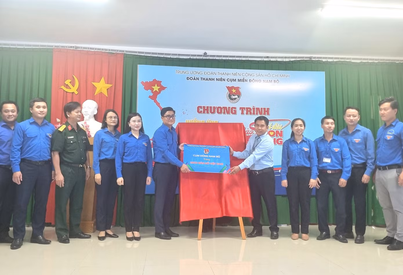 Đại diện cụm miền Đông Nam Bộ tặng bản đồ cho trường học