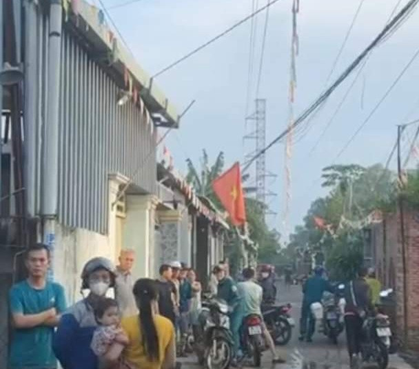 Lực lượng chức năng khám nghiệm hiện trường vụ cháy Lực lượng chức năng khám nghiệm hiện trường vụ cháy