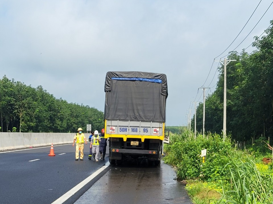 Lực lượng chức năng xử lý hiện trường vụ cháy xe