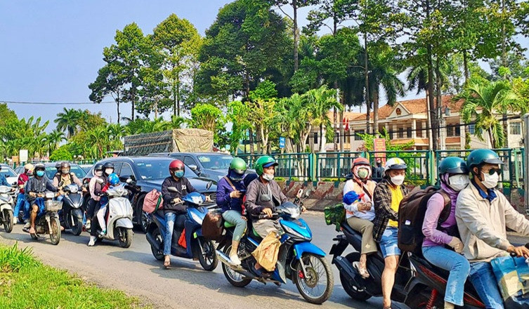 Rất đông người và xe di chuyển chậm giữa trưa nắng qua trung tâm huyện Trảng Bom. Rất đông người và xe di chuyển chậm giữa trưa nắng qua trung tâm huyện Trảng Bom.