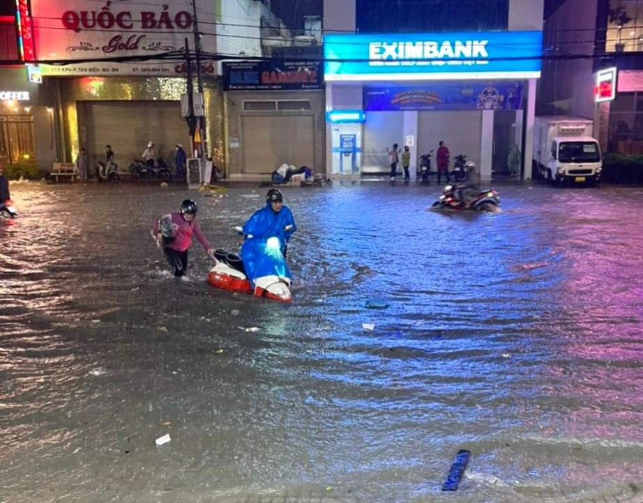 Quốc lộ 1 đoạn qua phường Tân Biên ngập sâu trong nước