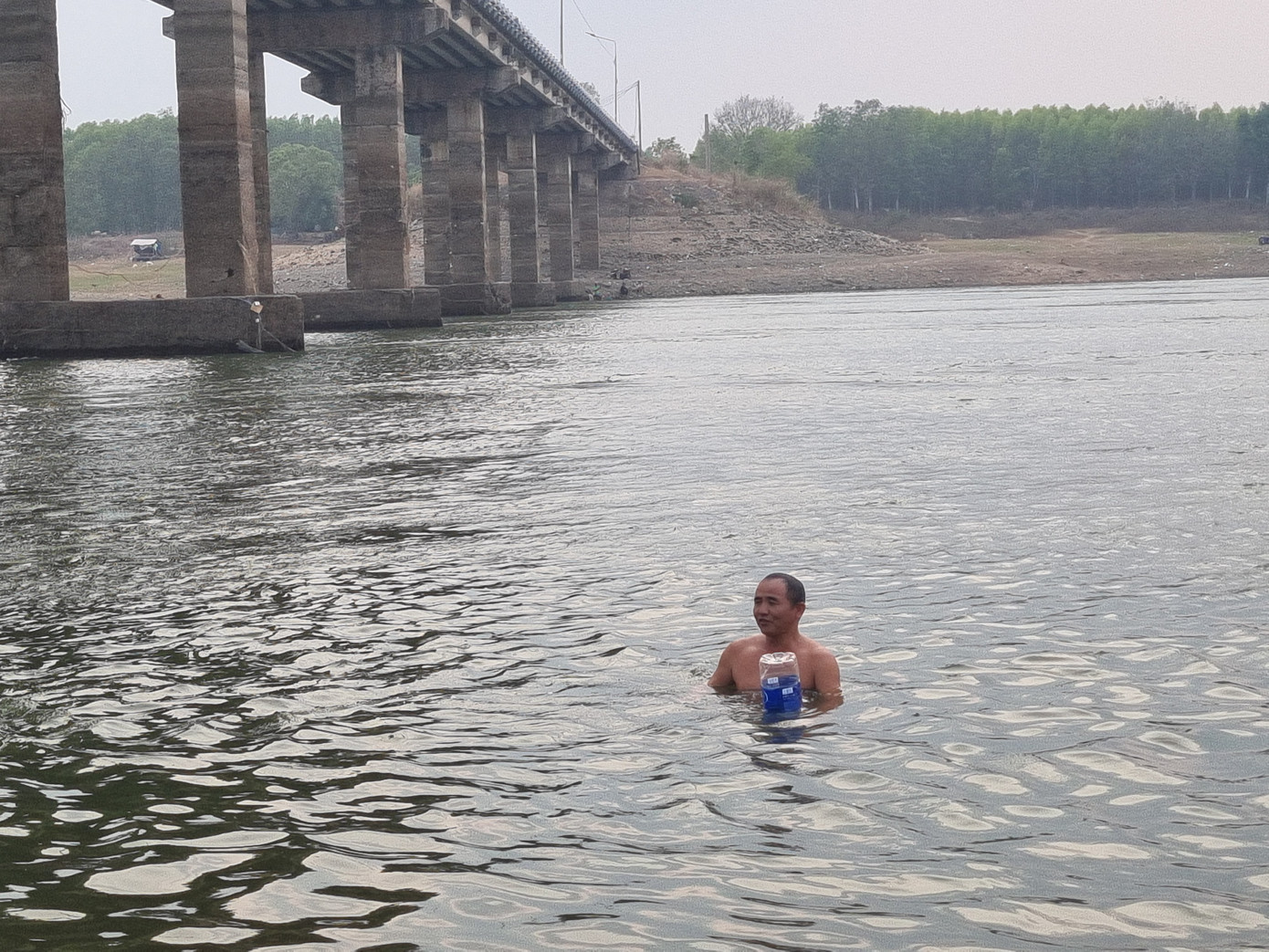 Một người dân tắm dưới chân cầu Chiến khu D nơi có dòng chảy xiết, lòng sông sâu Một người dân tắm dưới chân cầu Chiến khu D nơi có dòng chảy xiết, lòng sông sâu